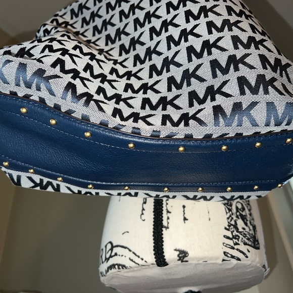 Michael Kors Luxury Studded Astor Large Shoulder Bag Tote NWT - Picture 5 of 10